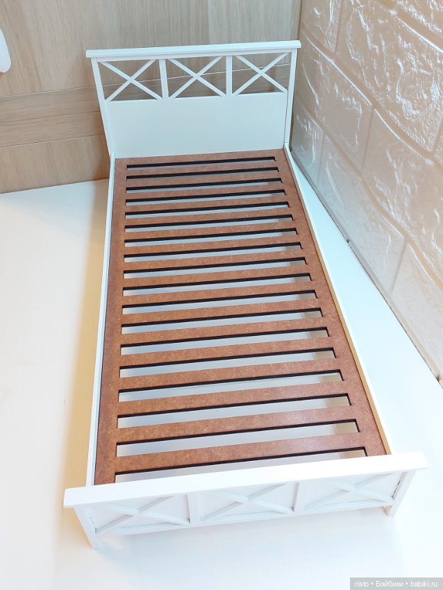 Белая кровать для кукол формата 1/4 и 1/6 от известных мастеров Woodentales (фото 8)