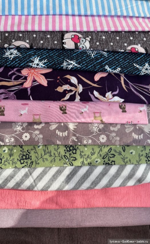 Много разных отрезов ткани для кукольных нарядов (фото 3)