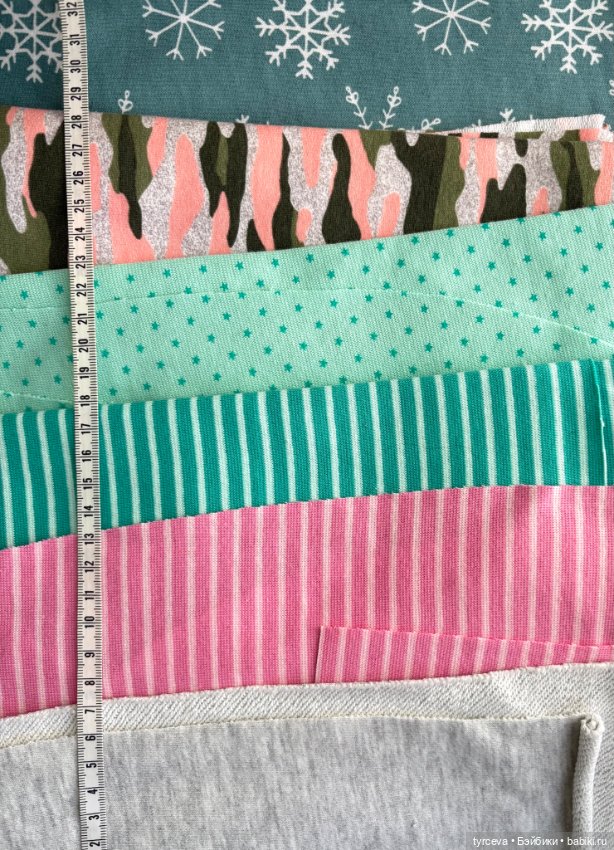 Много разных отрезов ткани для кукольных нарядов (фото 5)