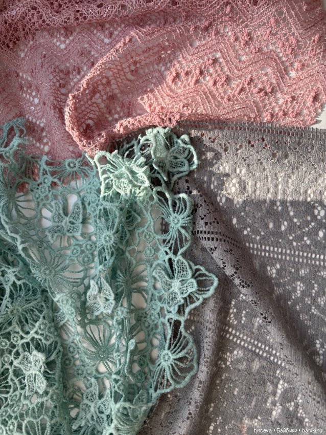 Много разных отрезов ткани для кукольных нарядов (фото 7)