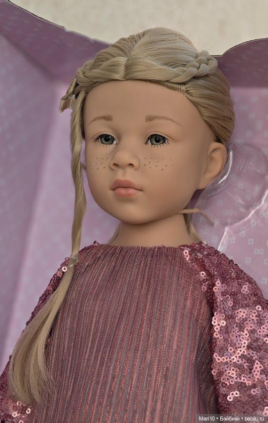 Мила Готц 2021 с зелёными глазами (фото 2)