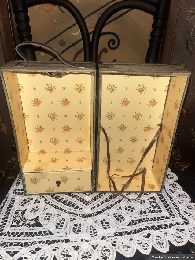 Винтажный деревянный чемоданчик - переноска для антикварных и винтажных кукол (фото 5)