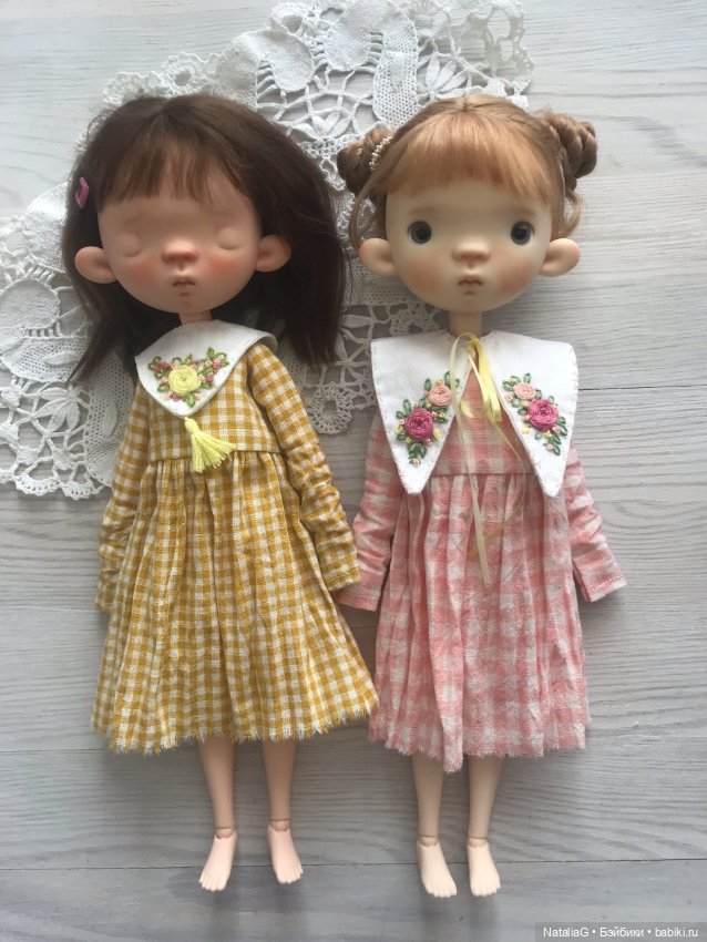 Платья с вышитыми воротничками