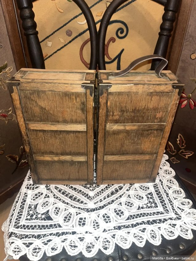 Винтажный деревянный чемоданчик - переноска для антикварных и винтажных кукол (фото 4)