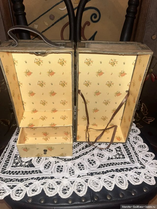 Винтажный деревянный чемоданчик - переноска для антикварных и винтажных кукол (фото 2)