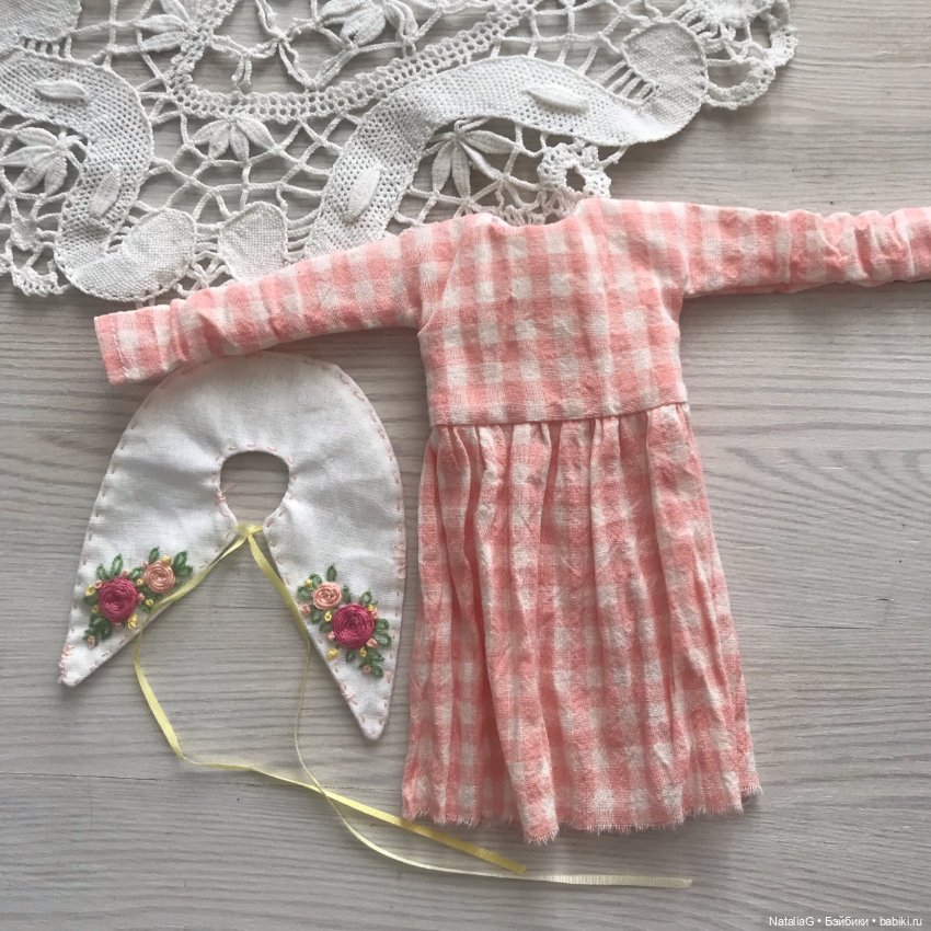 Платья с вышитыми воротничками (фото 4)