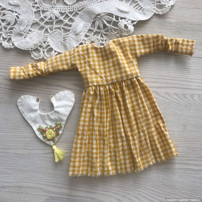 Платья с вышитыми воротничками (фото 6)