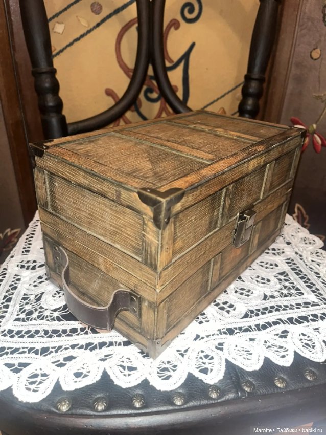 Винтажный деревянный чемоданчик - переноска для антикварных и винтажных кукол (фото 3)