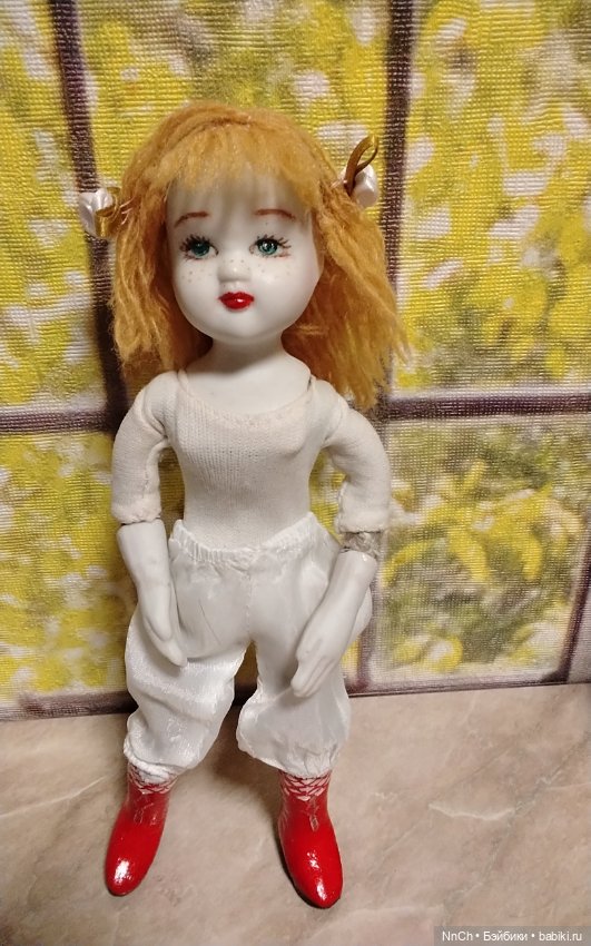 Сувенирная куколка из белого фарфора (фото 3)