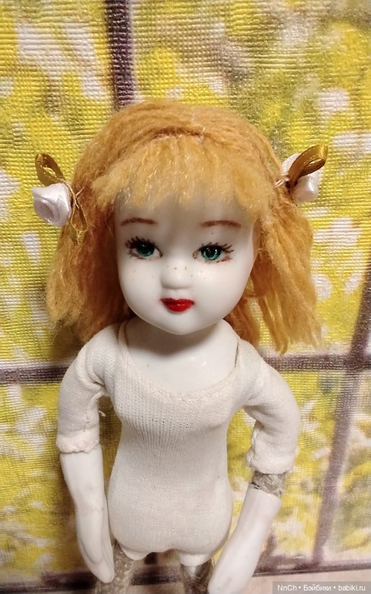 Сувенирная куколка из белого фарфора (фото 5)