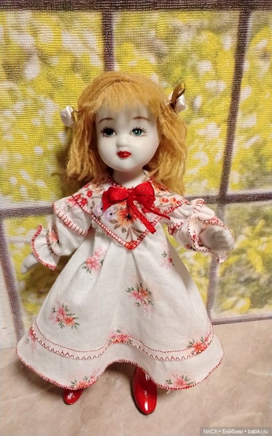 Сувенирная куколка из белого фарфора