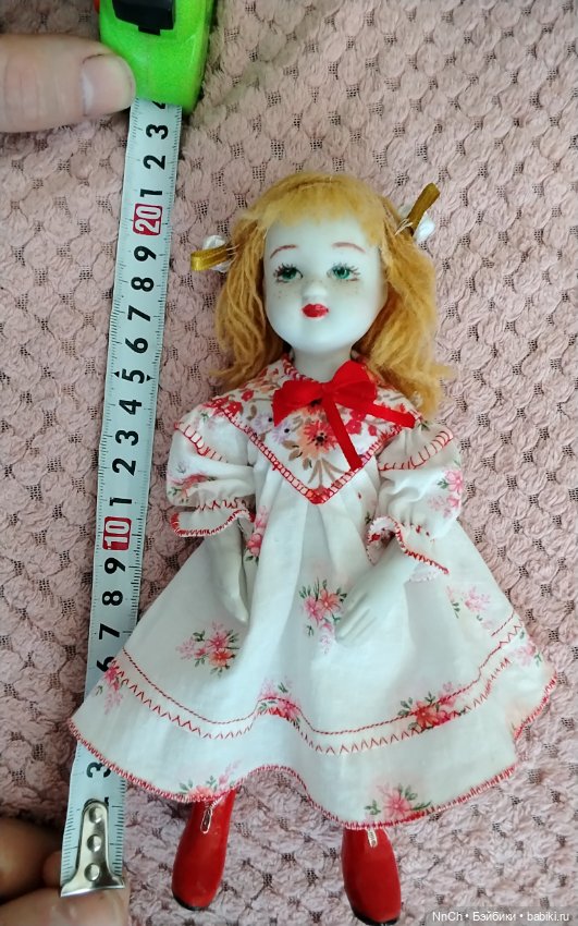 Сувенирная куколка из белого фарфора (фото 6)