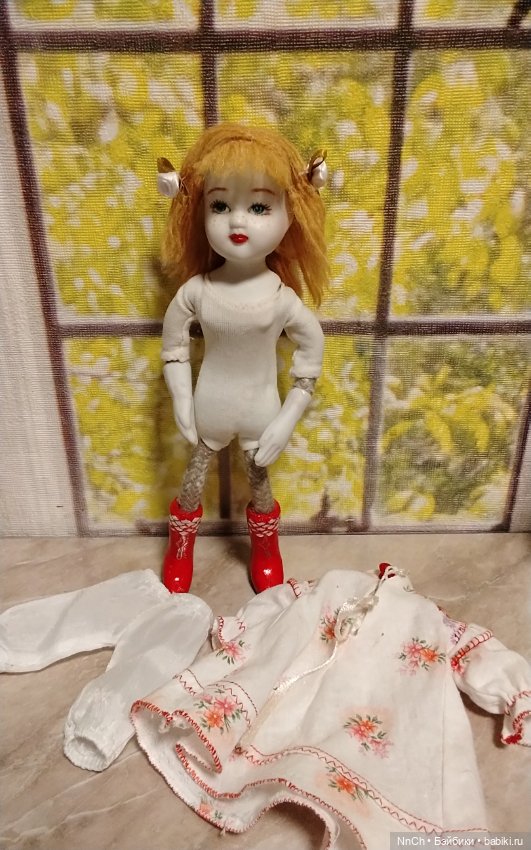 Сувенирная куколка из белого фарфора (фото 4)