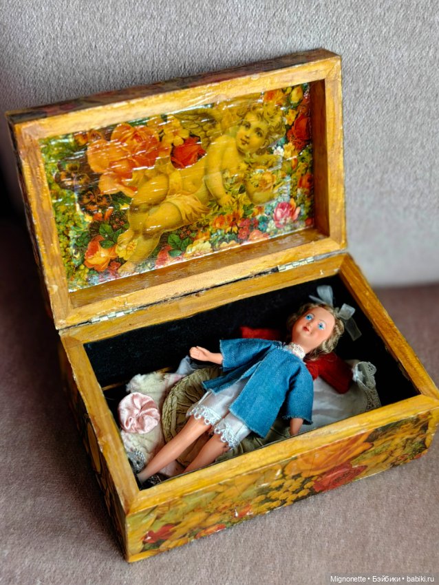 Французская куколка с гардеробом