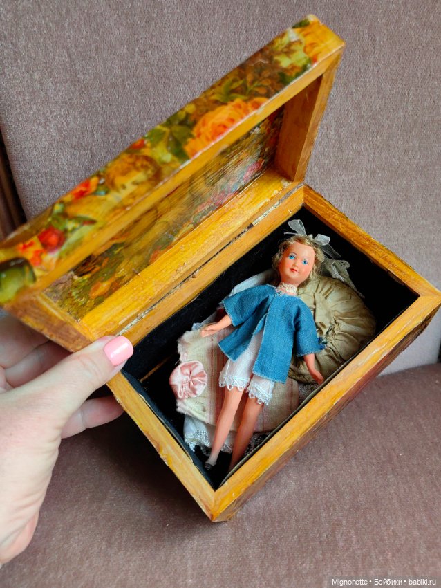 Французская куколка с гардеробом (фото 10)