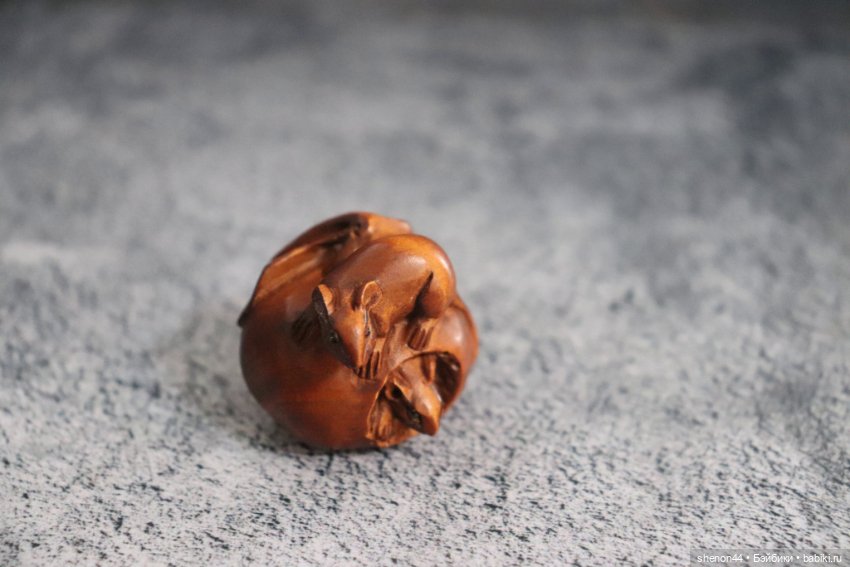 Нэцкэ "Мышки на яблочке" — Статуэтки