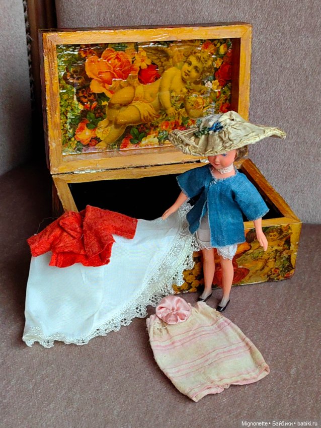 Французская куколка с гардеробом (фото 9)