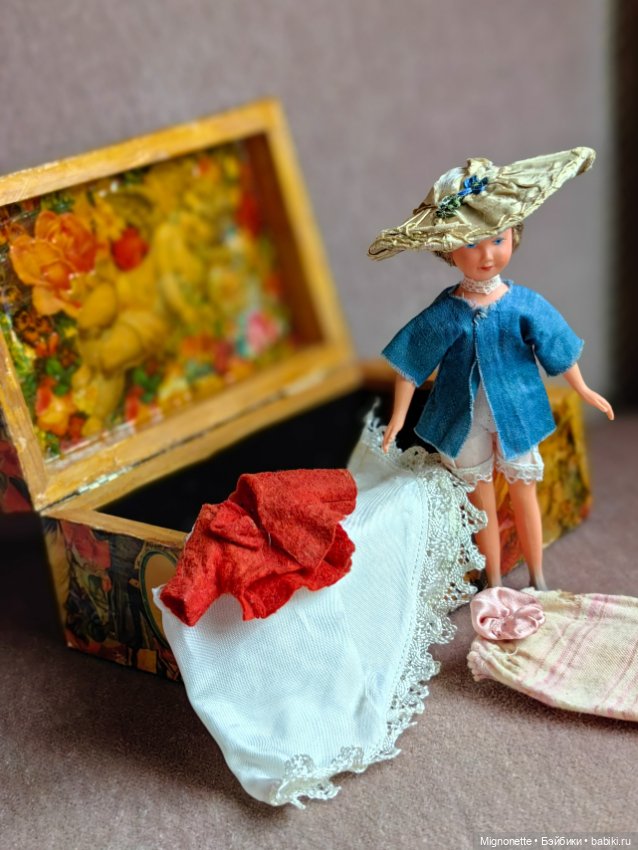 Французская куколка с гардеробом (фото 7)
