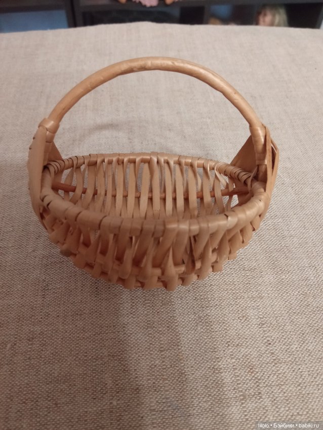Корзиночка для кукольного интерьера
