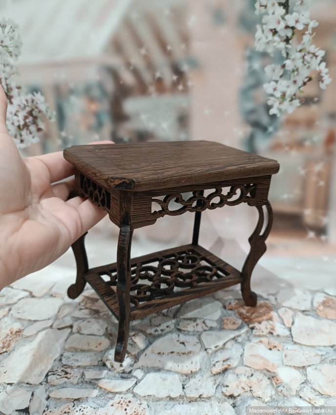 Столик натуральное дерево резное