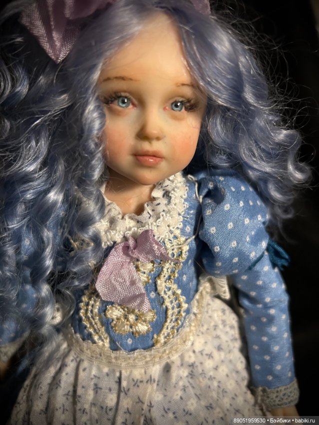 Девочка с голубыми волосами