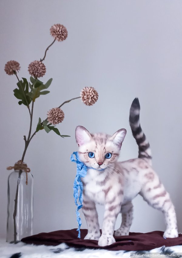 Игрушка котик. Снежный бенгал