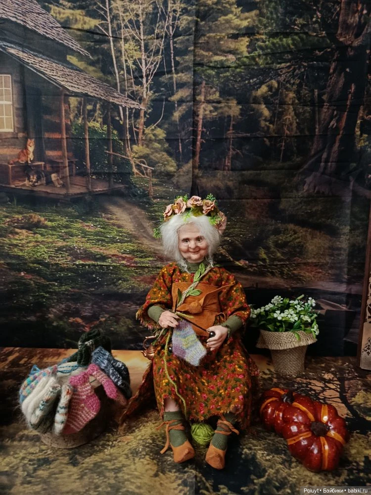 Лесная бабушка-фея, вяжет носочки лесным жителям