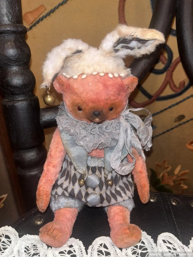 Мишка Тедди в шапочке с ушами зайки)