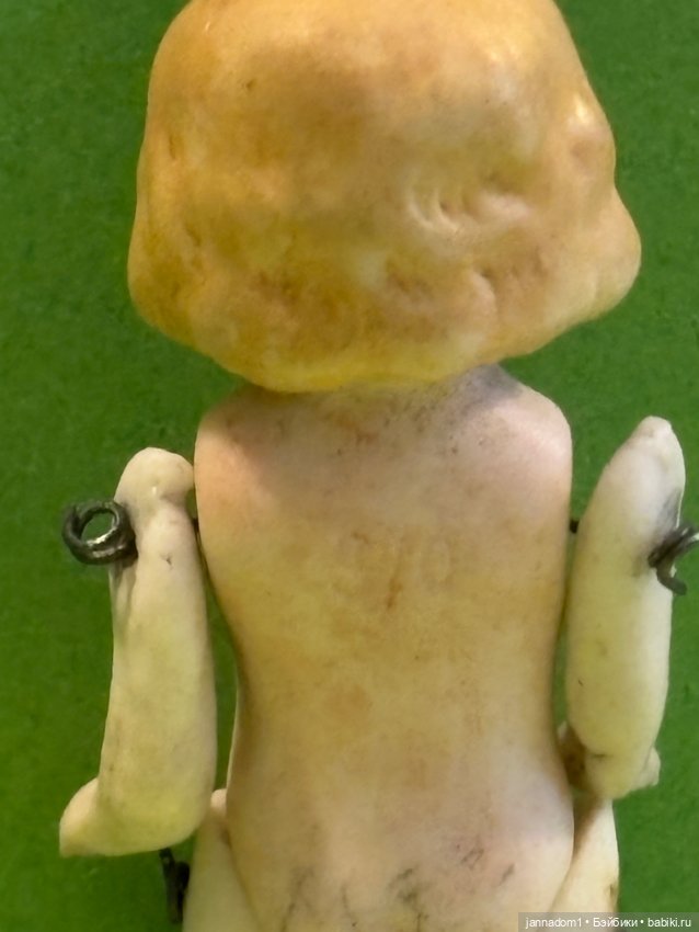 Куколка из бисквитного фарфора с рельефными волосами, высота 6 см (фото 5)