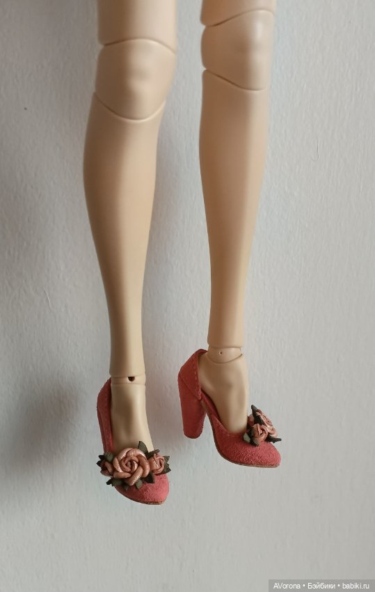 Туфли из розовой замши с перламутровыми розами