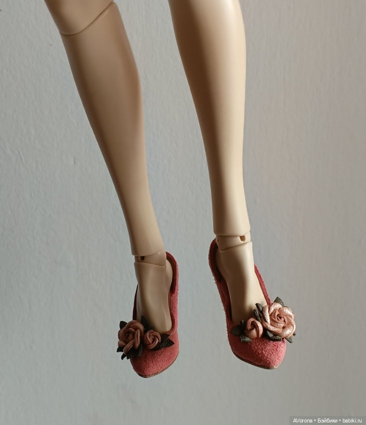 Туфли из розовой замши с перламутровыми розами (фото 2)
