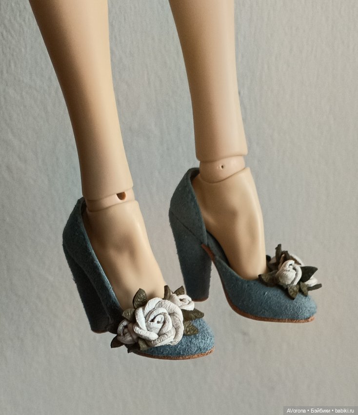 Туфли из голубой замши с белыми розами
