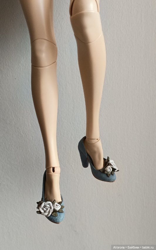 Туфли из голубой замши с белыми розами (фото 6)