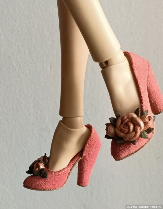 Туфли из розовой замши с перламутровыми розами (фото 8)