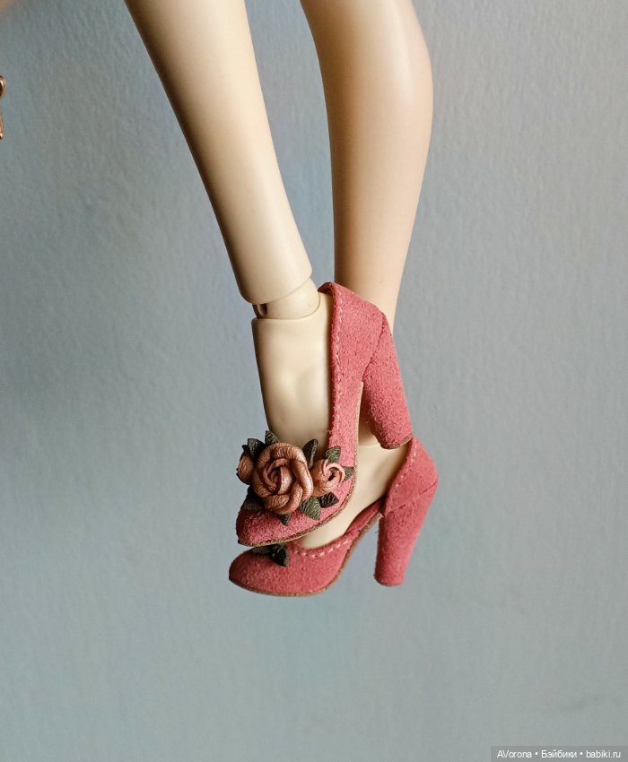 Туфли из розовой замши с перламутровыми розами (фото 7)