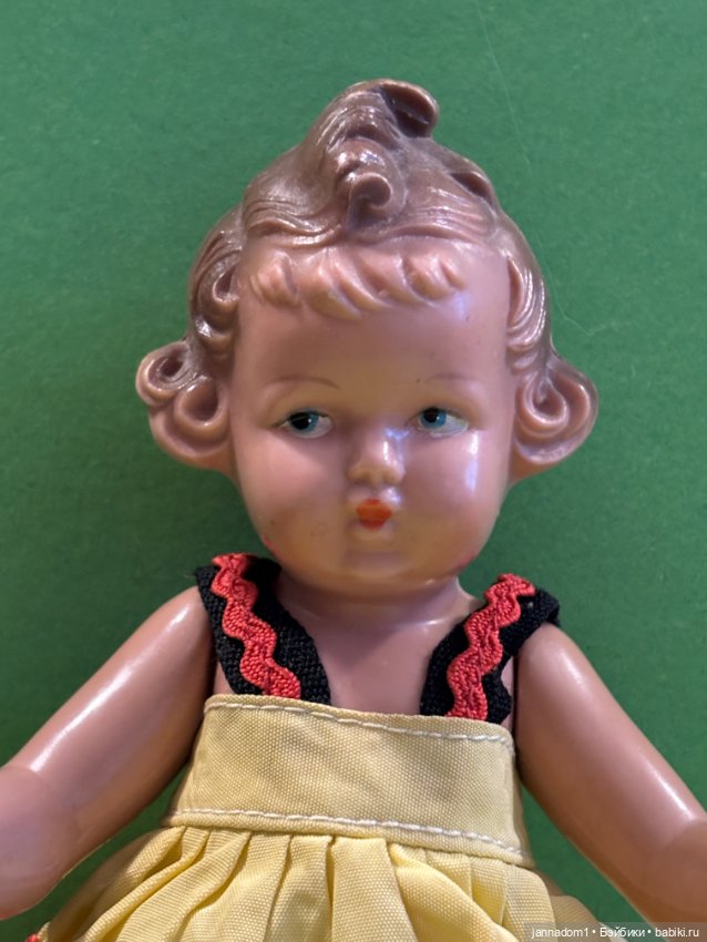 Очаровательная куколка Мигешка Milon Gehler в желтом платье, высота 18 см (фото 2)