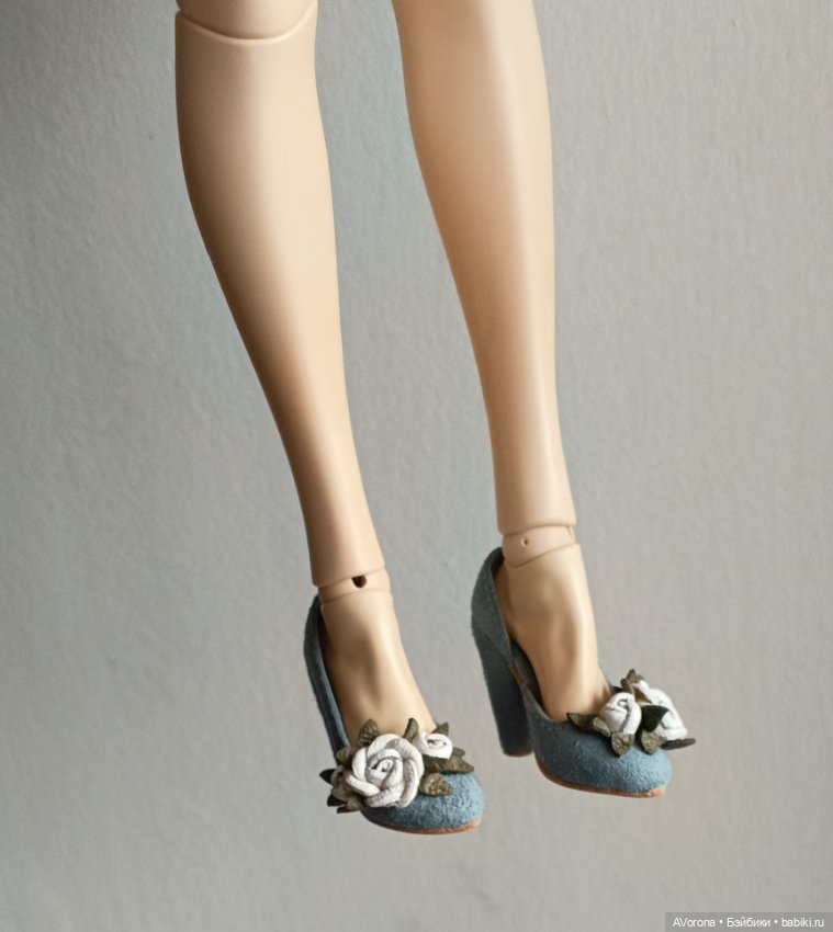 Туфли из голубой замши с белыми розами (фото 7)
