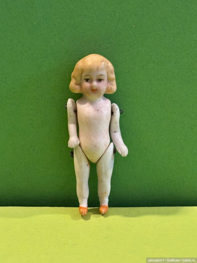 Куколка из бисквитного фарфора с рельефными волосами, высота 6 см (фото 3)