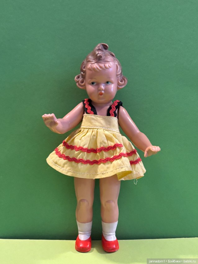 Очаровательная куколка Мигешка Milon Gehler в желтом платье, высота 18 см (фото 7)