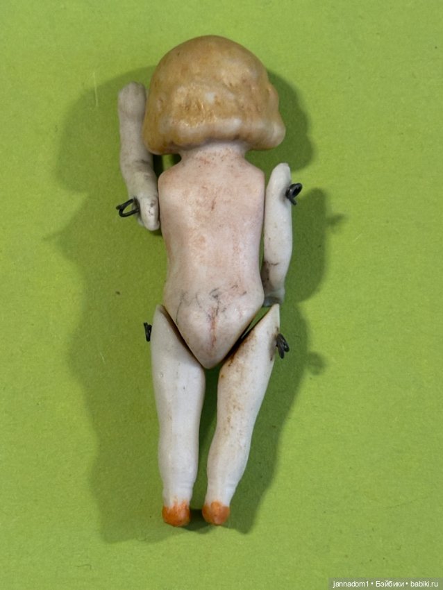 Куколка из бисквитного фарфора с рельефными волосами, высота 6 см (фото 9)