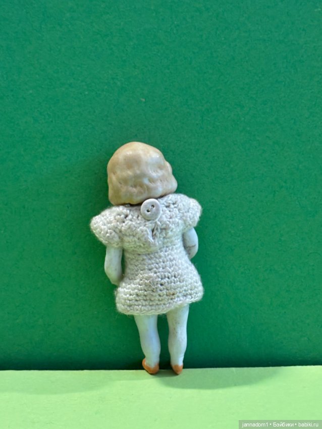 Куколка из бисквитного фарфора с рельефными волосами, высота 6 см (фото 2)