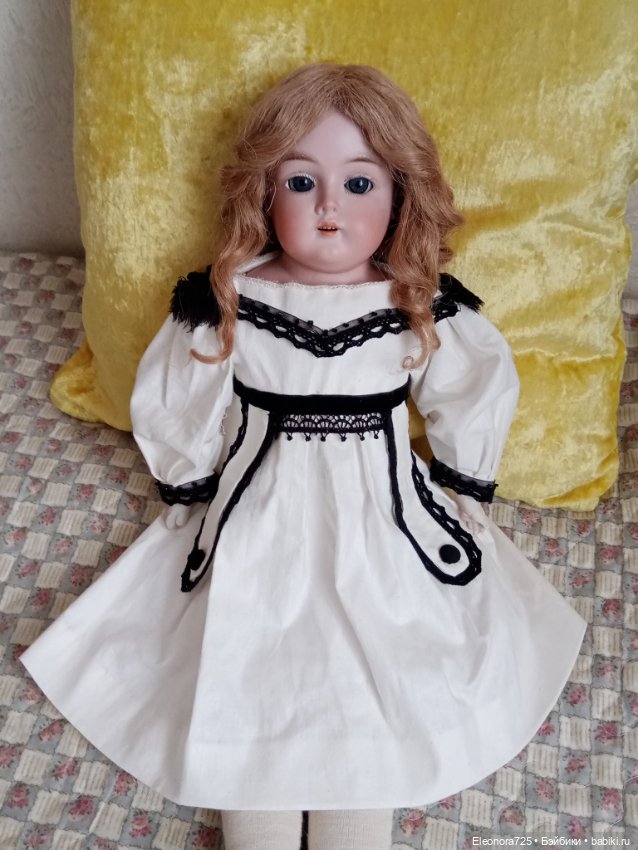 Платье для антикварной куклы