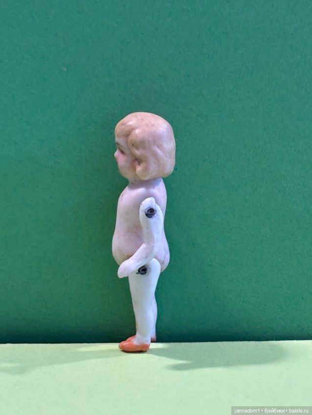 Куколка из бисквитного фарфора с рельефными волосами, высота 6 см (фото 6)