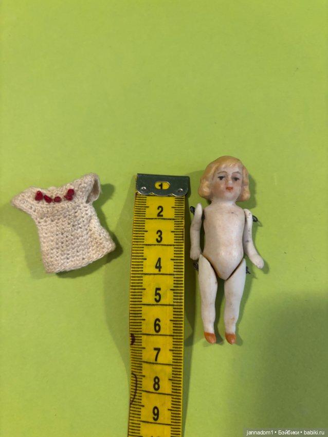 Куколка из бисквитного фарфора с рельефными волосами, высота 6 см (фото 10)