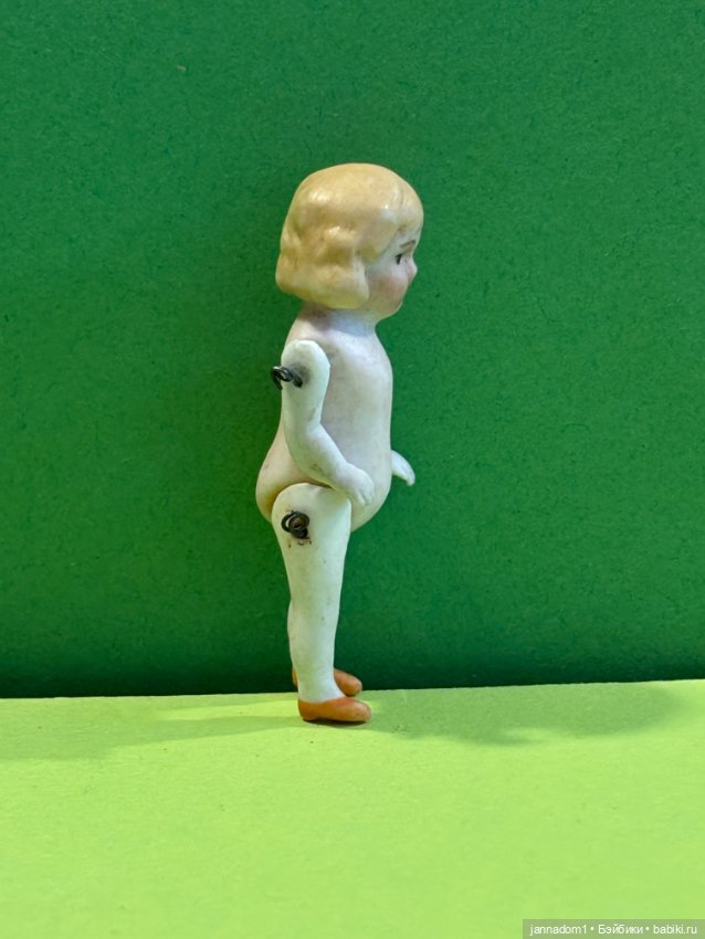 Куколка из бисквитного фарфора с рельефными волосами, высота 6 см (фото 7)