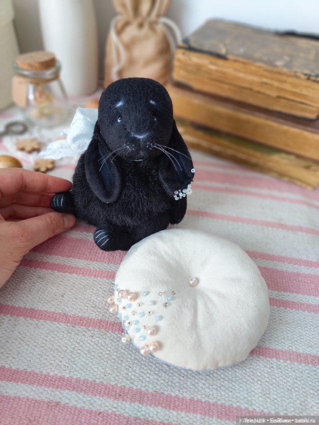 Черный кролик — Авторские игрушки (фото 2)