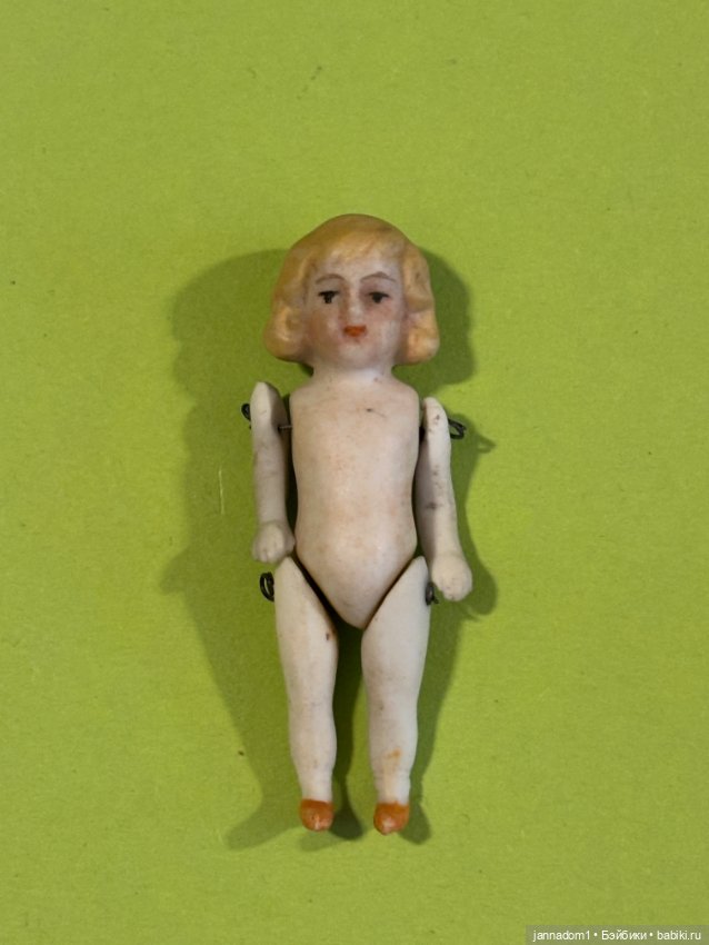 Куколка из бисквитного фарфора с рельефными волосами, высота 6 см (фото 8)
