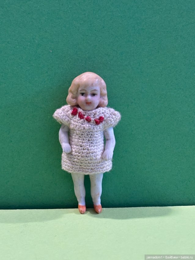 Куколка из бисквитного фарфора с рельефными волосами, высота 6 см