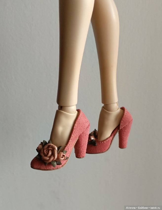 Туфли из розовой замши с перламутровыми розами (фото 5)