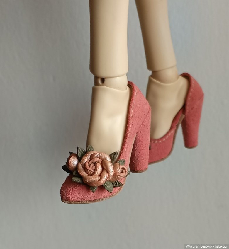 Туфли из розовой замши с перламутровыми розами (фото 6)
